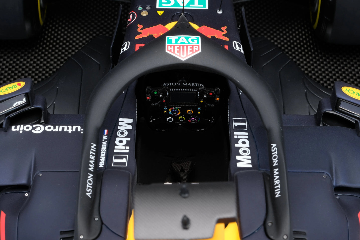 Aston Martin Red Bull Racing RB15 1:8
