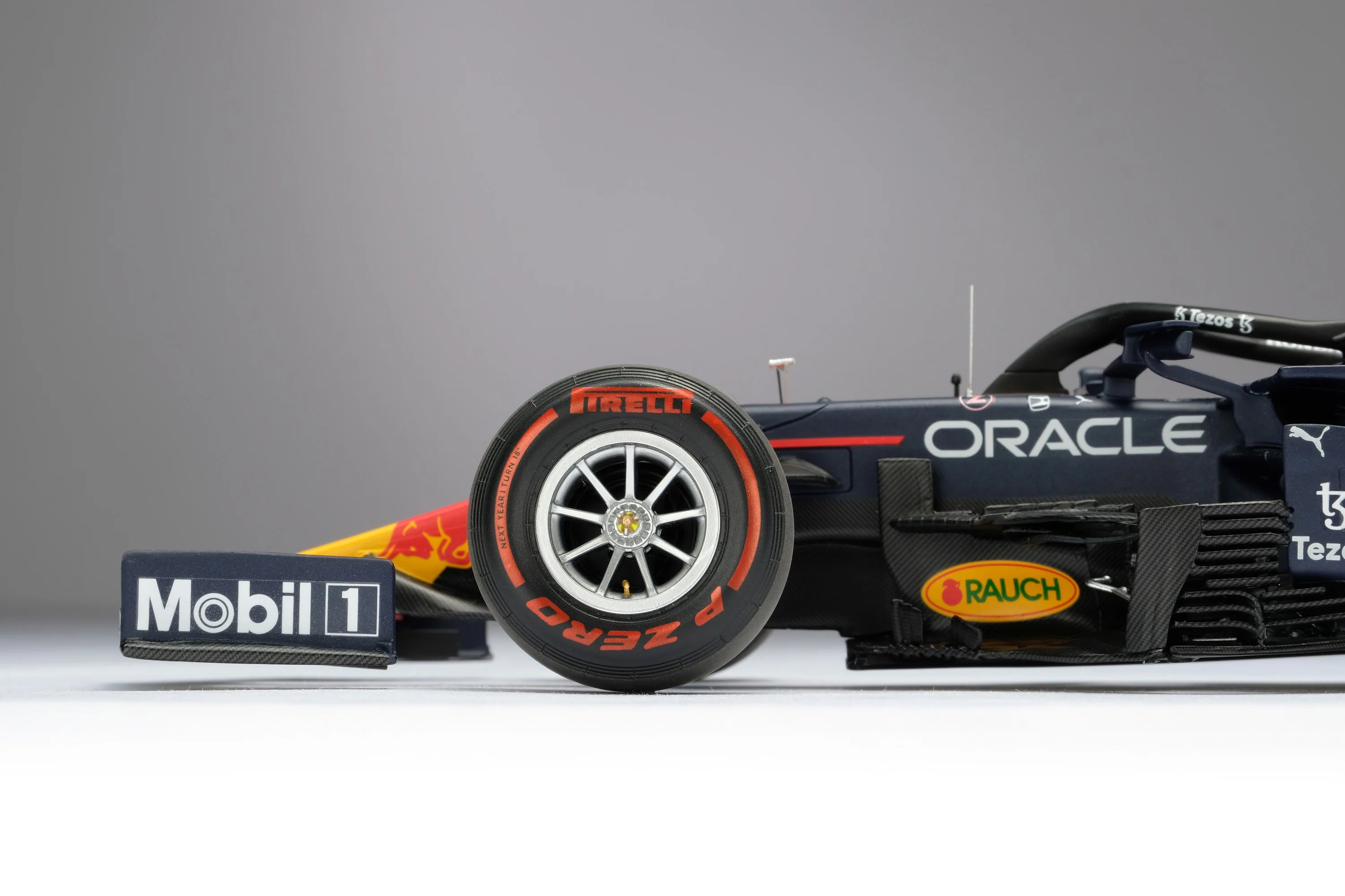 Red Bull Racing Honda RB16B - Gran Premio de Abu Dabi 2021 | Sergio Pérez 1:18